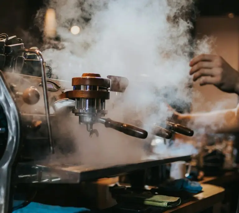 Dampfende Espressomaschine im Café