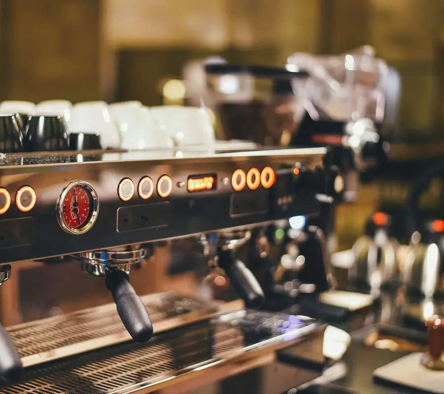 Mehrgruppige Espressomaschine an der Bar